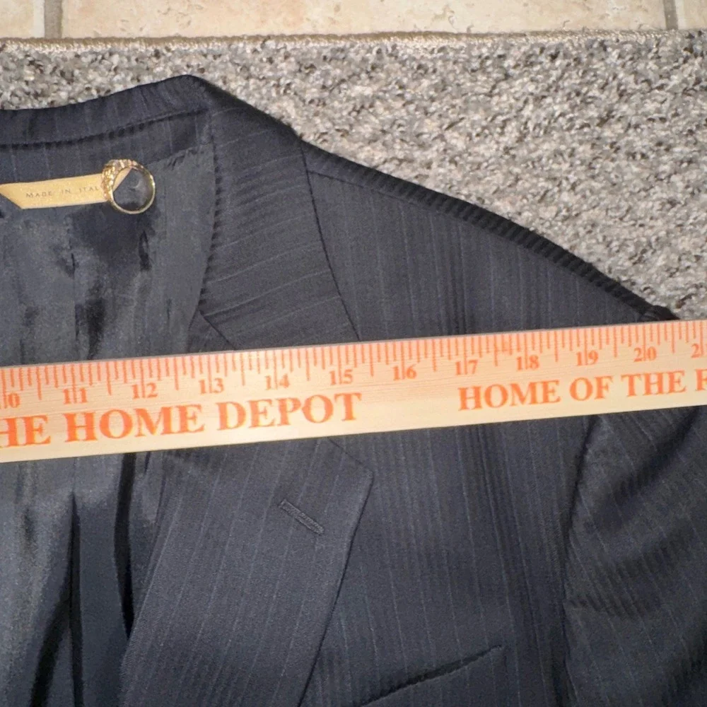 Donna Karan Signature Mens Blazer 46R Black Pinstripe 2 Button Suit Jacket Italy